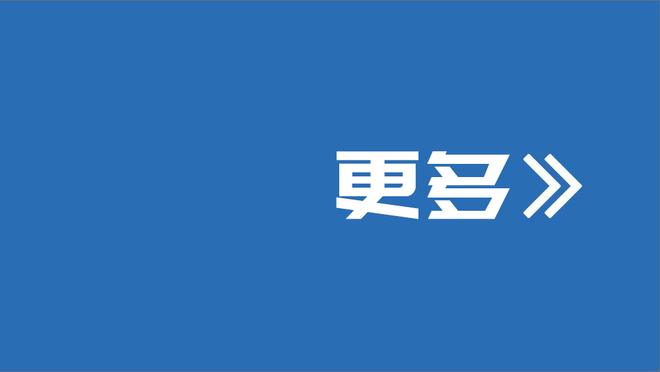 这？桑乔和一女舞者近距离贴身相拥，亮出大金表